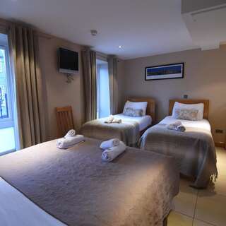 Гостевой дом The Eyre Square Townhouse Голуэй Улучшенный 4-местный номер-2